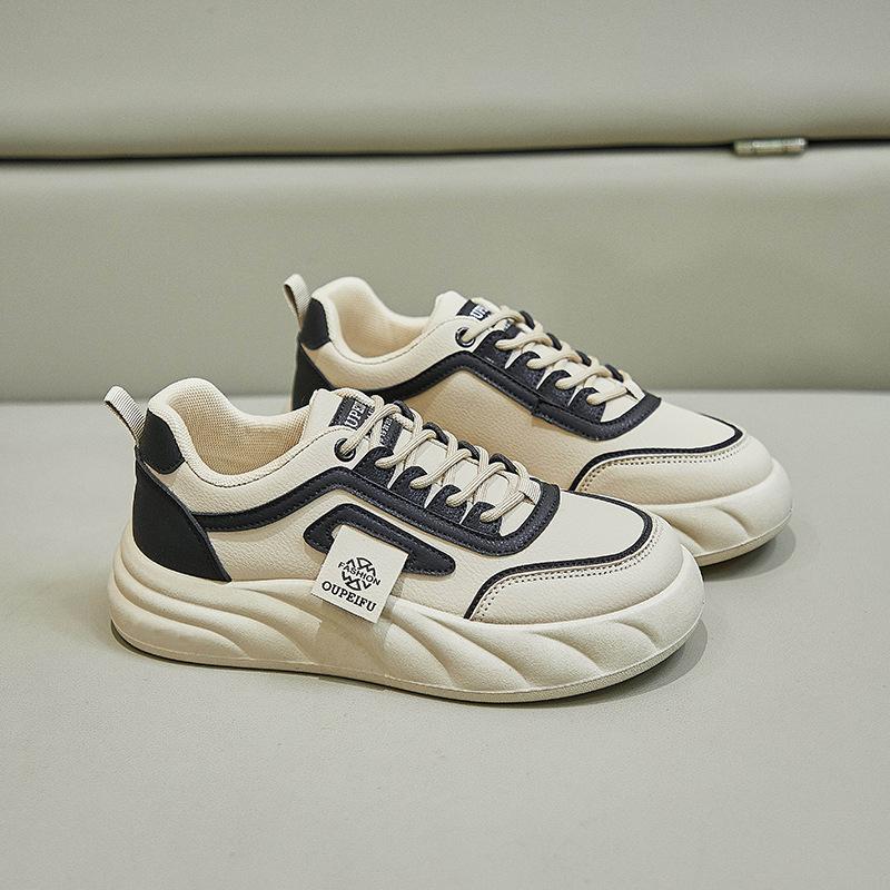 Giày sneaker nữ phong cách trẻ trung, phù hợp với nhiều lứa tuổi.